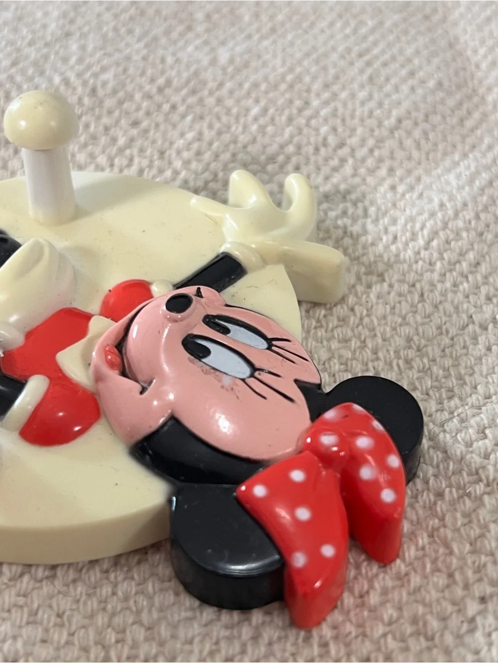 Vintage Disney Minnie Mouse Fridge Magnet hook pegs 1995 Disneyland Collectible